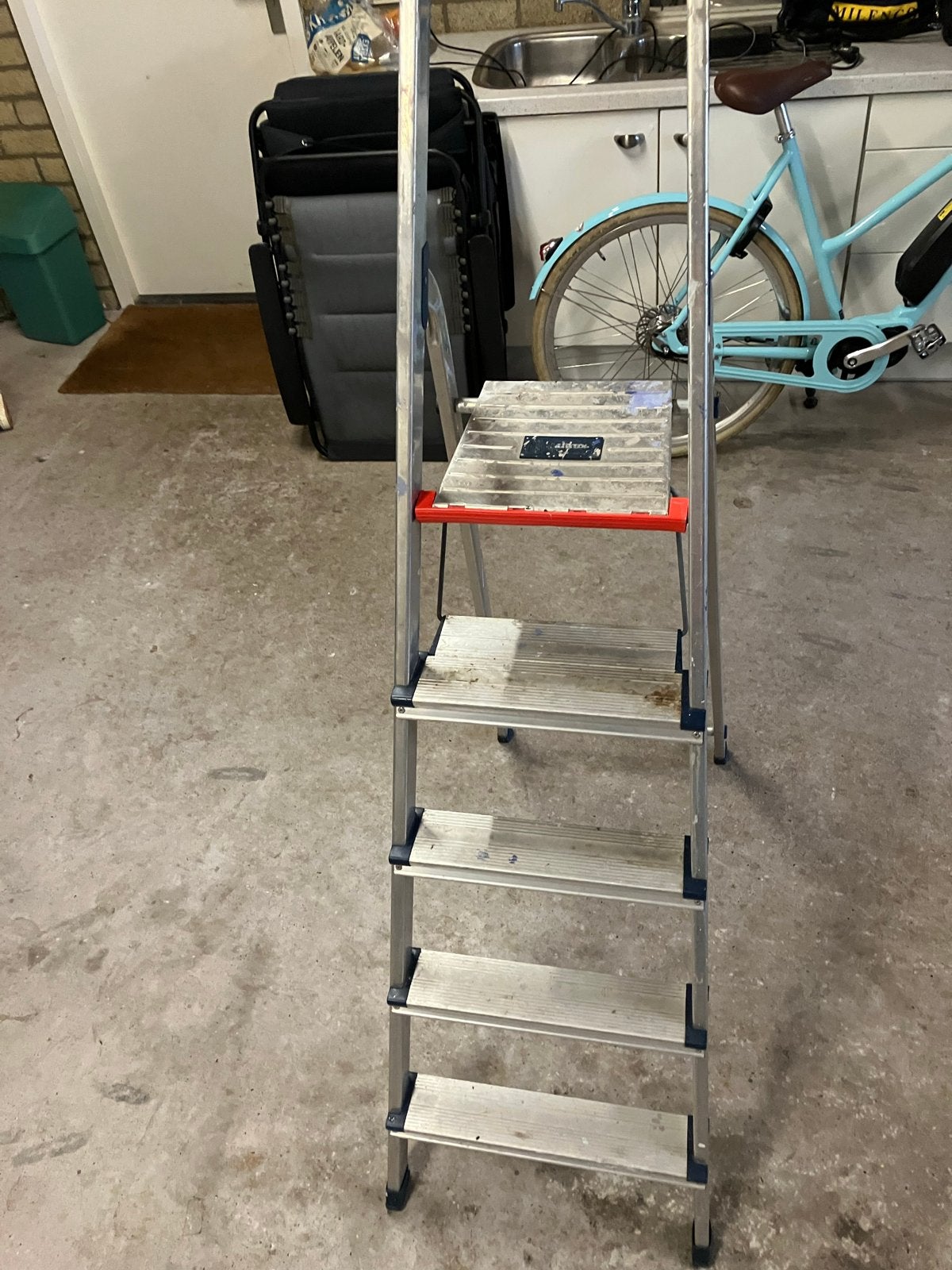 Altrex huishoudtrap 4 treden, gebruikt maar in goede staat, Ophalen, Gebruikt, Trap, Minder dan 2 meter