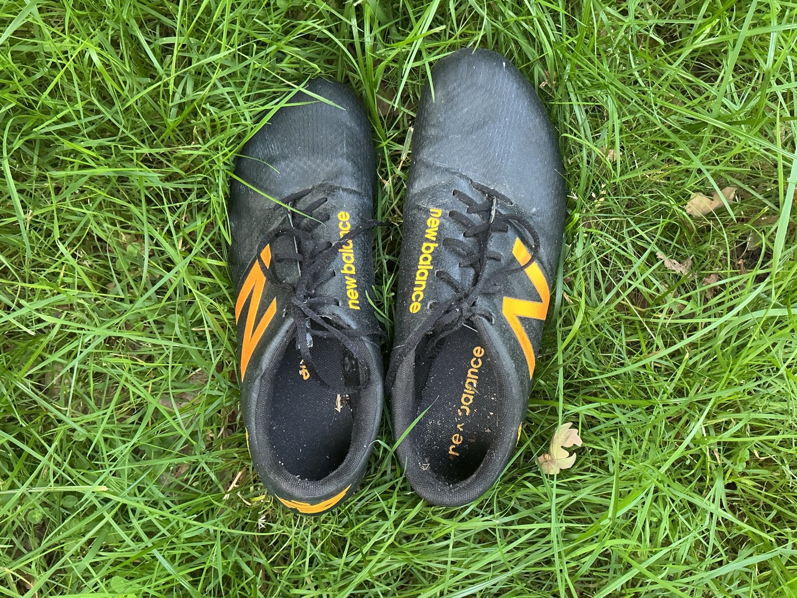 New Balance Voetbalschoenen Maat 42 - Zwart/Oranje, Ophalen, Zo goed als nieuw, Schoenen