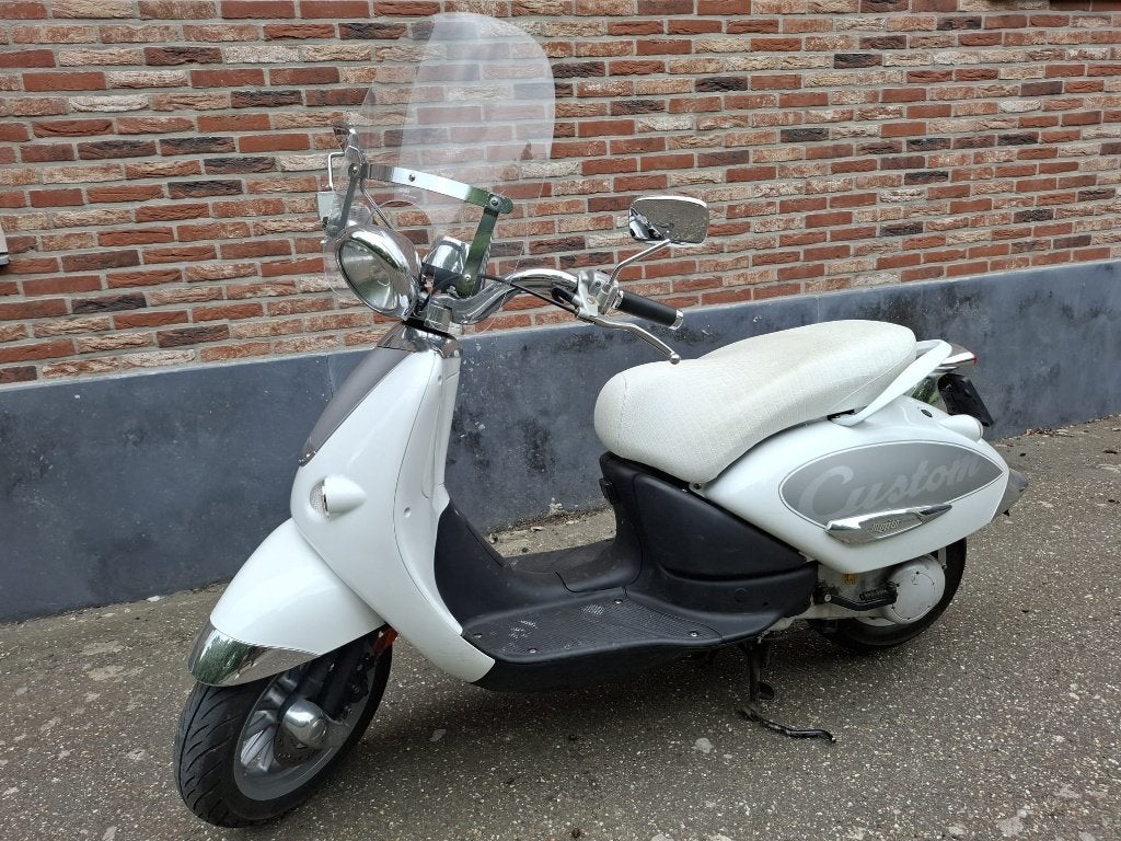 Aprilia bromfiets/scooter wit, Fietsen en Brommers, Scooters | Aprilia, Ophalen, Overige modellen, 49 cc, Zo goed als nieuw