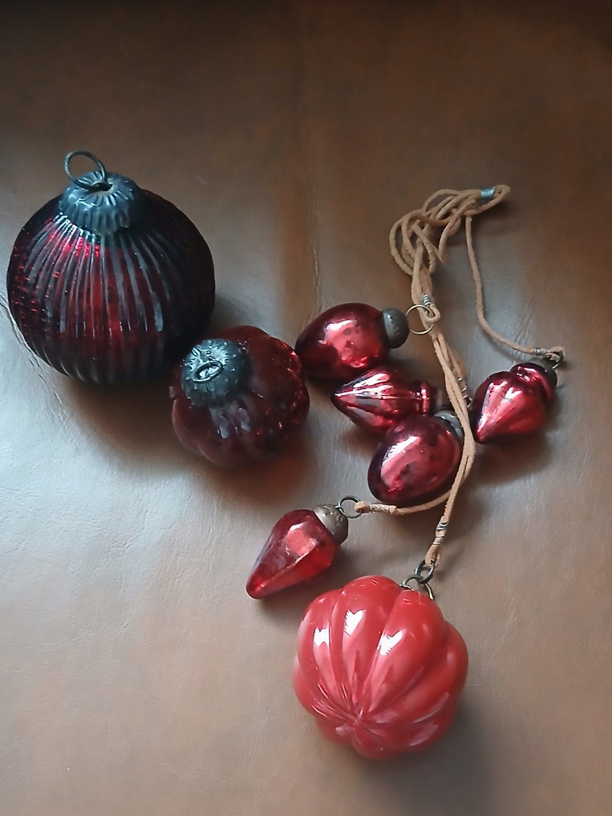 mooie set met dieprode heksenballen en tros heksenballenset., Ophalen