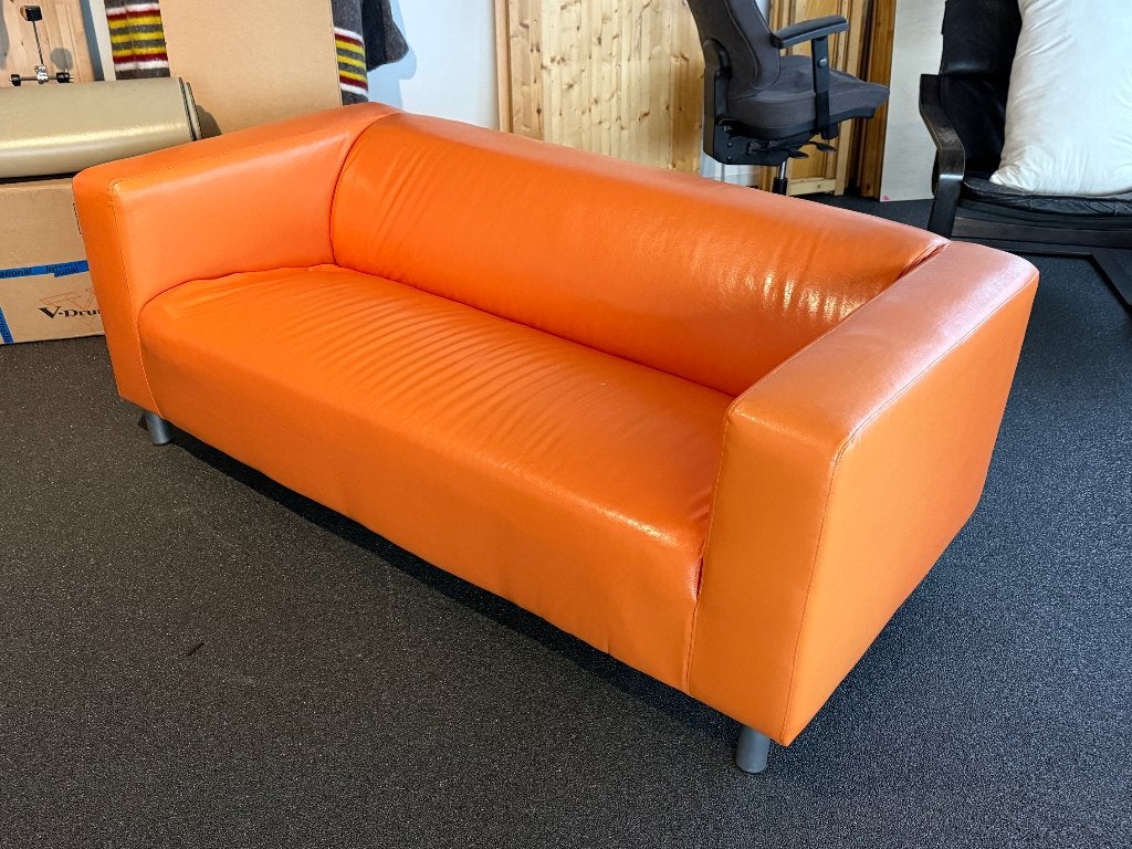 IKEA klippan bank oranje kunstleer, Huis en Inrichting, Ophalen, Overige materialen, Strak ontwerp, IKEA collectible, 150 tot 200 cm
