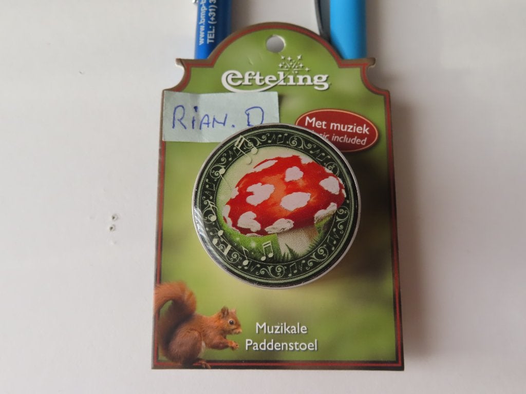 Efteling pin de Muzikale Paddenstoel., Verzamelen, Efteling, Ophalen, Nieuw, Button of Speldje