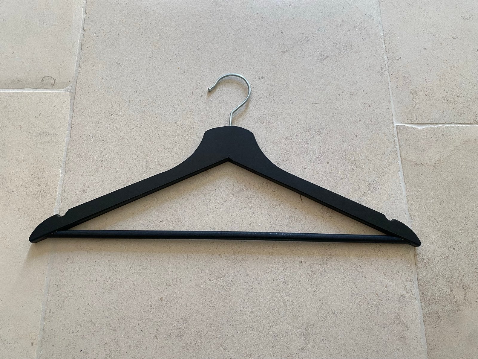 16 zwarte houten kledinghangers met metalen haak, Kleding | Dames, Ophalen, Gebruikt, Hout, Volwassenen