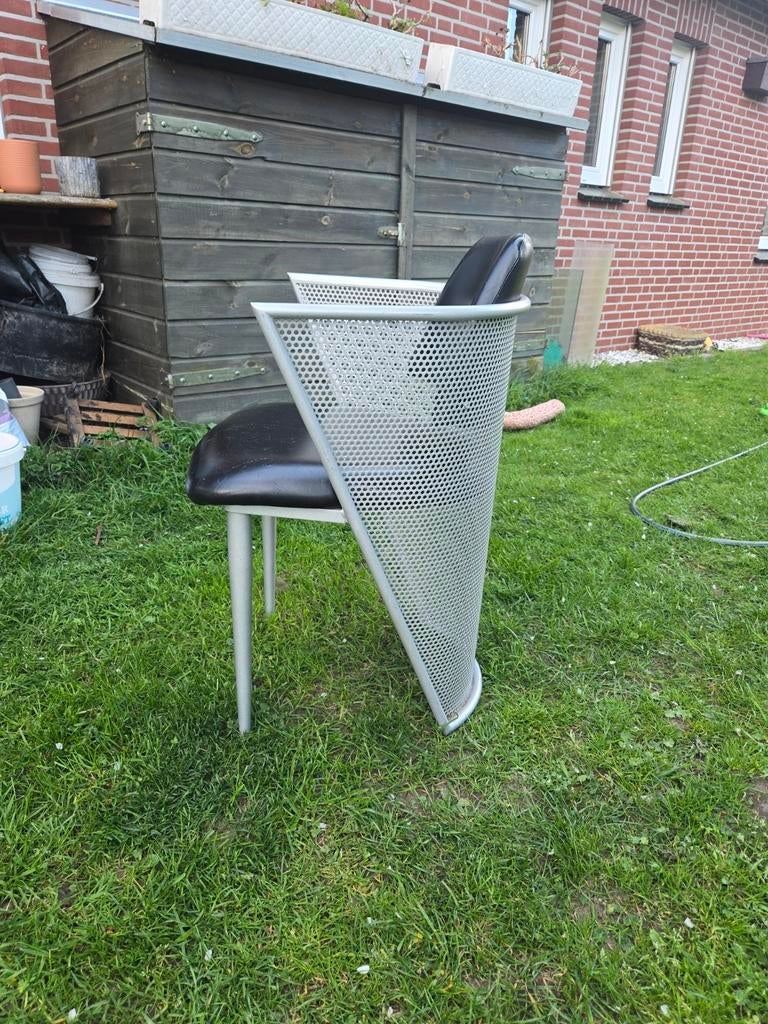 Stoelen met geperforeerd metaal en zwarte zitting, Huis en Inrichting, Stoelen, Ophalen, Gebruikt, Zwart, Metaal