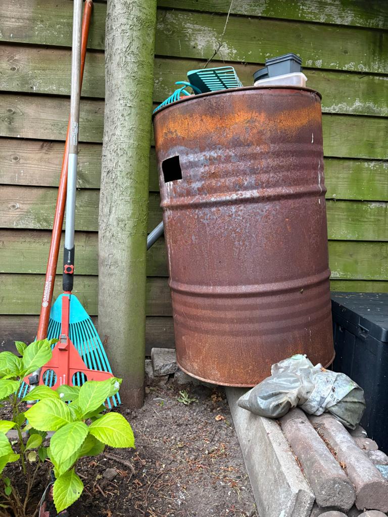 Oud olievat met twee ontluchtingsgaten, Ophalen, Gebruikt
