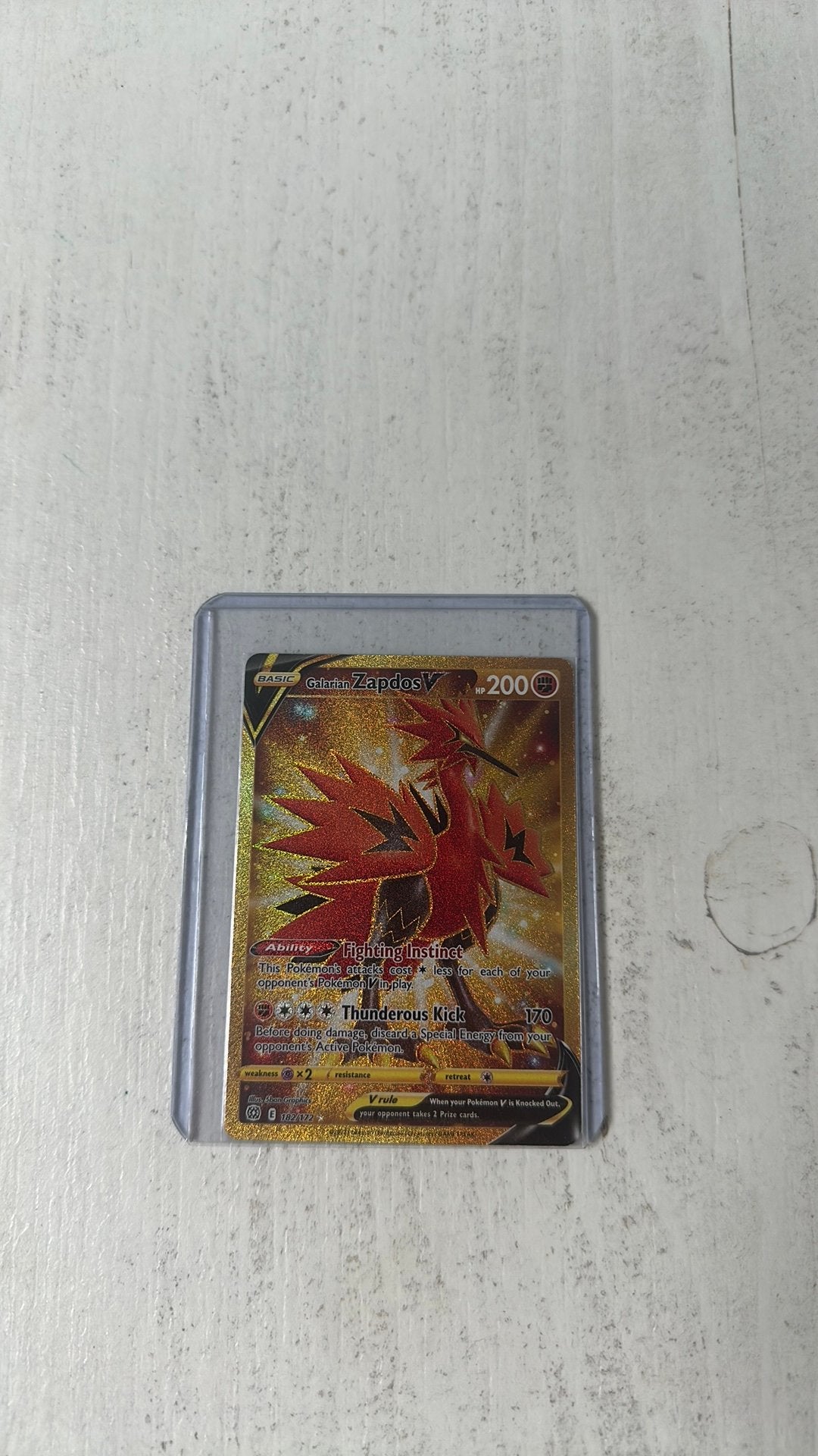 Galarian zapdos V gold x shiny 182/172, Ophalen, Zo goed als nieuw, Losse kaart