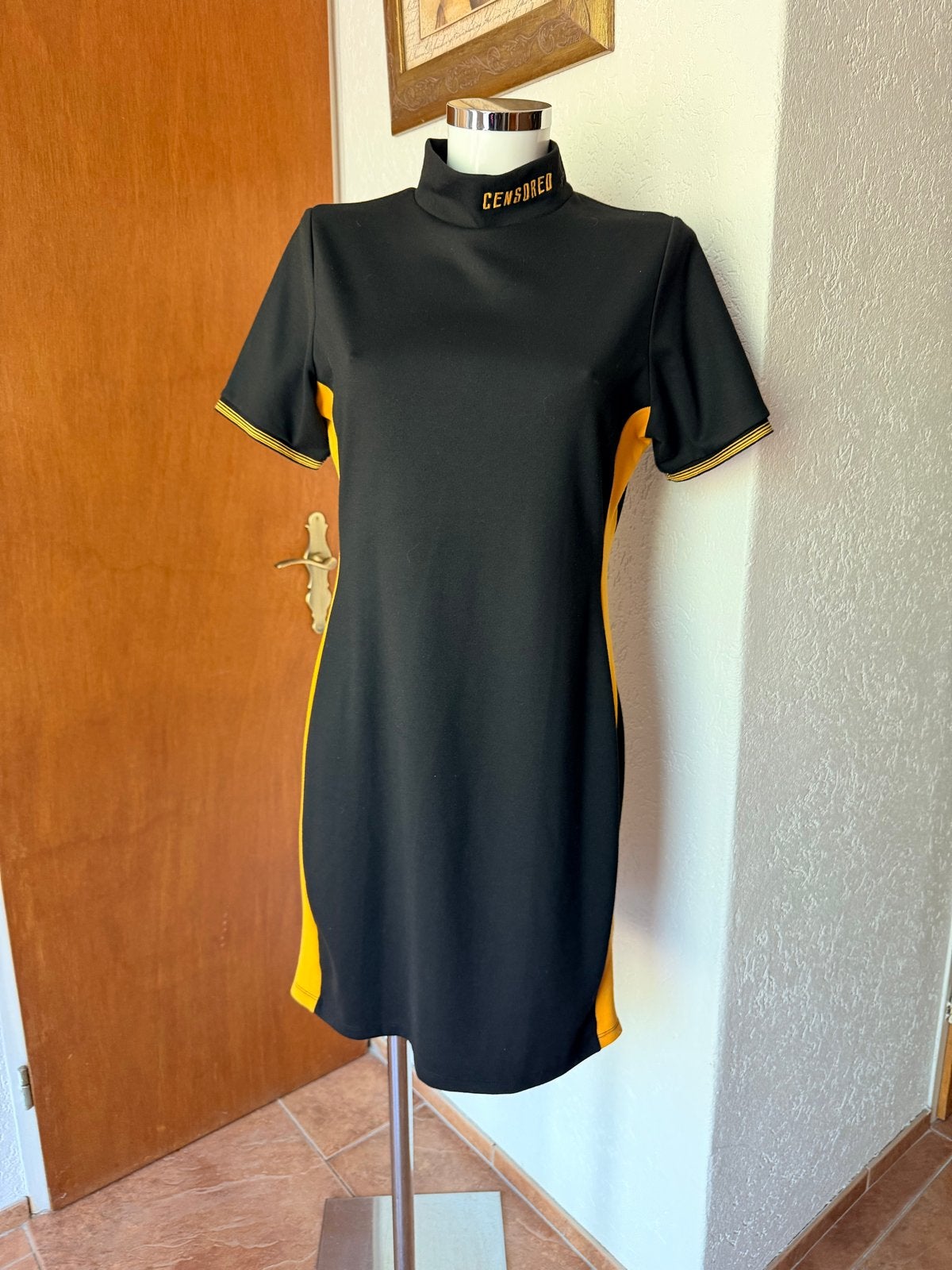 Zwart-geel jurkje met 'CENSORED' opdruk maat l, Kleding | Dames, Zwart, Ophalen of Verzenden, Maat 36 (S), Gedragen
