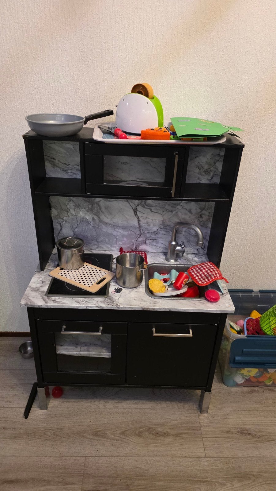 IKEA kinderkeuken, gepimpt met accessoires, Kinderen en Baby's, Speelgoed | Speelkeukens, Ophalen, Gebruikt, Hout, Speelkeuken