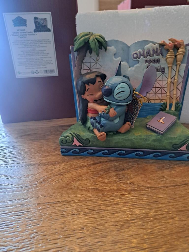 Disney tradition Ohana means family Storybook Stitch, Verzamelen, Disney, Ophalen of Verzenden, Overige figuren, Nieuw, Beeldje of Figuurtje