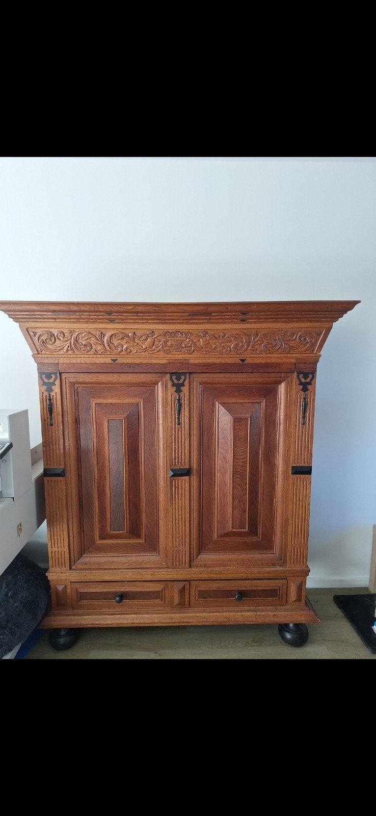 Antieke Kast met Rijkelijk Snijwerk, Ophalen