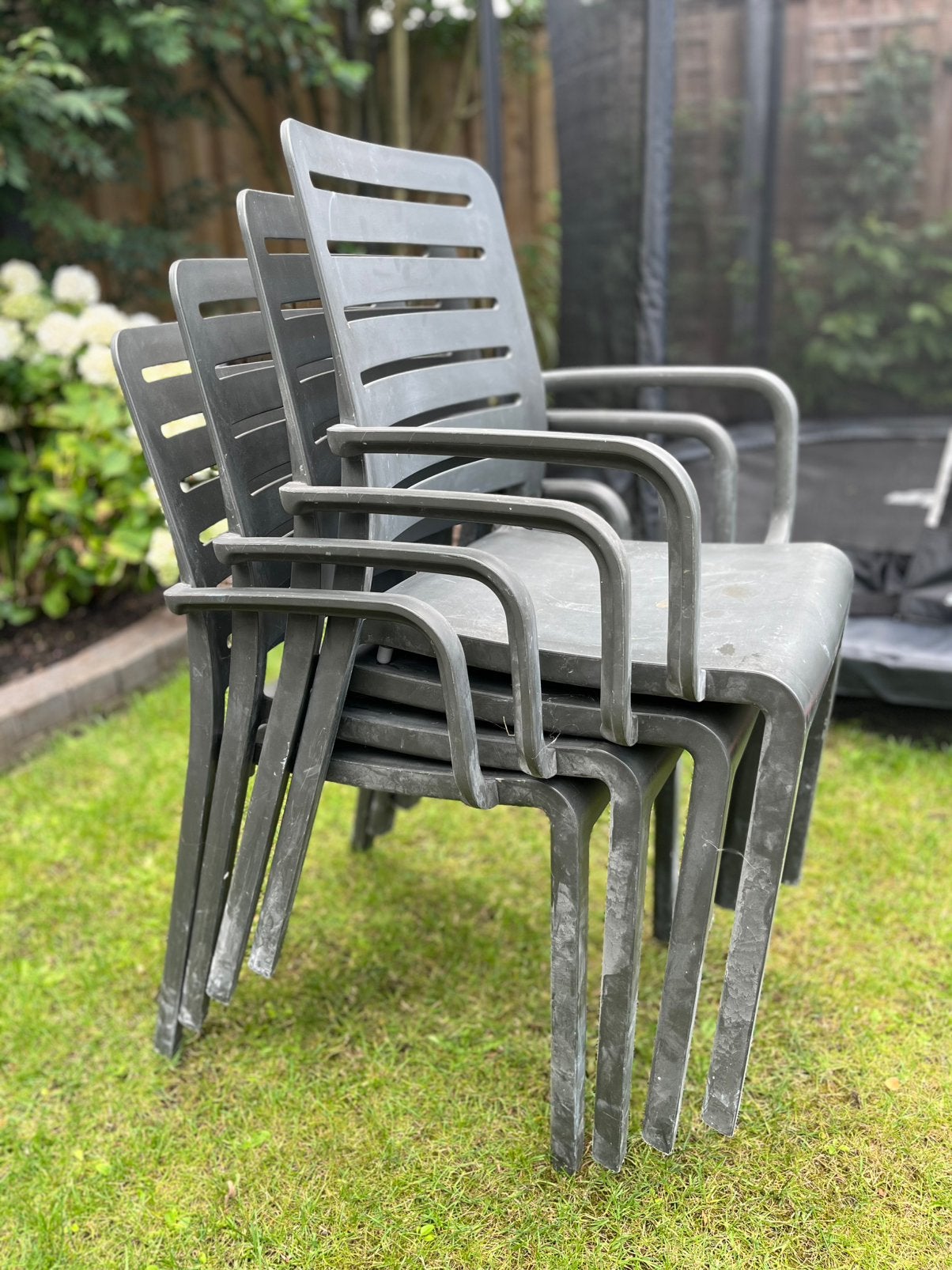 Gratis: 4 stevige tuinstoelen (of klusstoelen), Tuin en Terras, Tuinstoelen, Ophalen, Gebruikt, Plastic