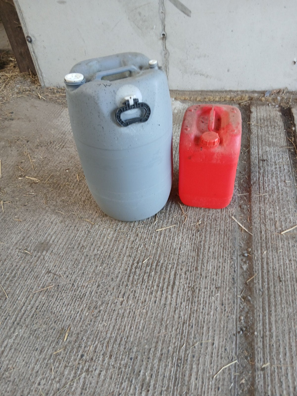 Jerrycans 60L en 20L, Ophalen, Gebruikt, 40 tot 60 cm, Bak of Kist
