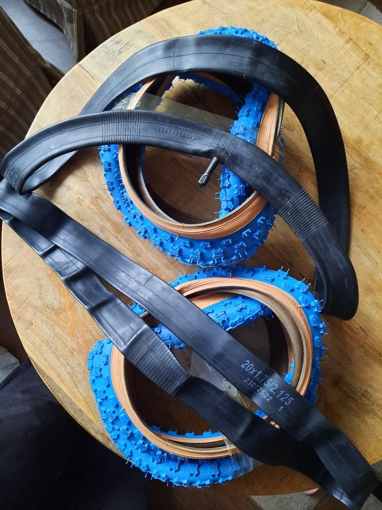 Complete set 2x Blauwe Buitenbanden 20 inch + 2x Binnenbande, Ophalen of Verzenden, BMX