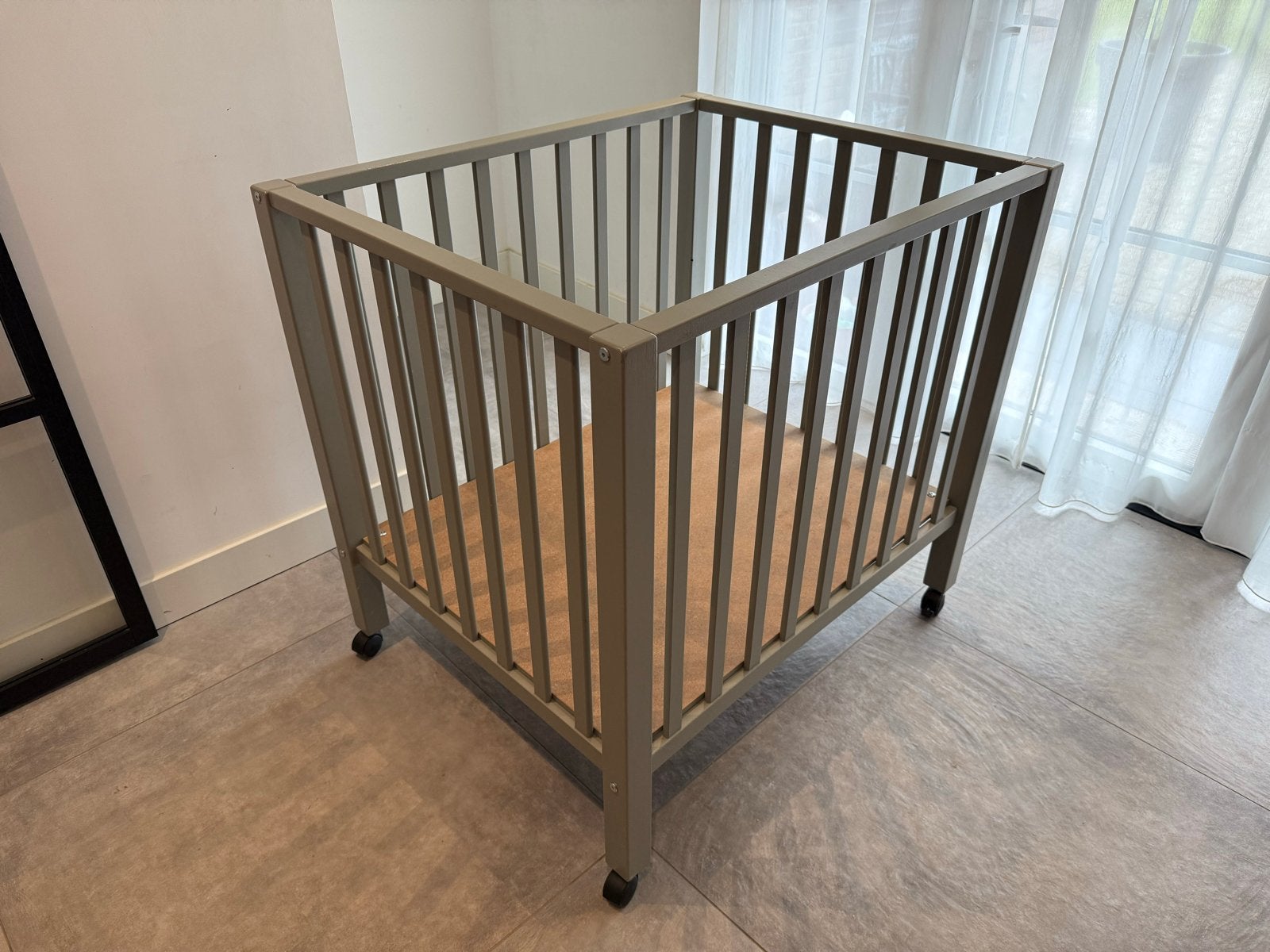 Box Ocean grijs - Babyplanet - Inclusief matrasje, Ophalen, Zo goed als nieuw, Vierkant, Wieltjes
