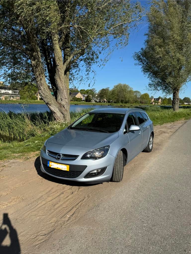 Opel Astra 1.4 Turbo 103KW ST 2015 Grijs, Auto's, Voorwielaandrijving, 4 cilinders, Origineel Nederlands, Handgeschakeld