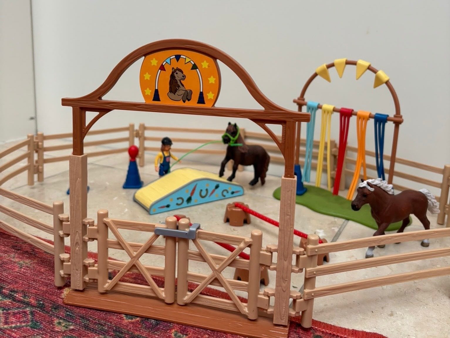 Schleich 42481 Pony agility parcours met 2 paarden en figuur, Ophalen of Verzenden, Zo goed als nieuw, Jongen of Meisje