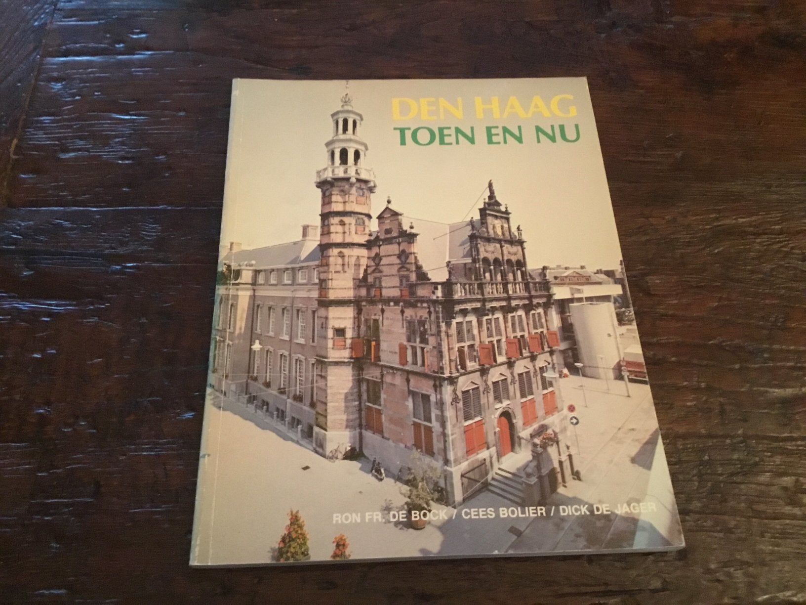 Den Haag Toen en Nu, Ophalen of Verzenden, Zo goed als nieuw