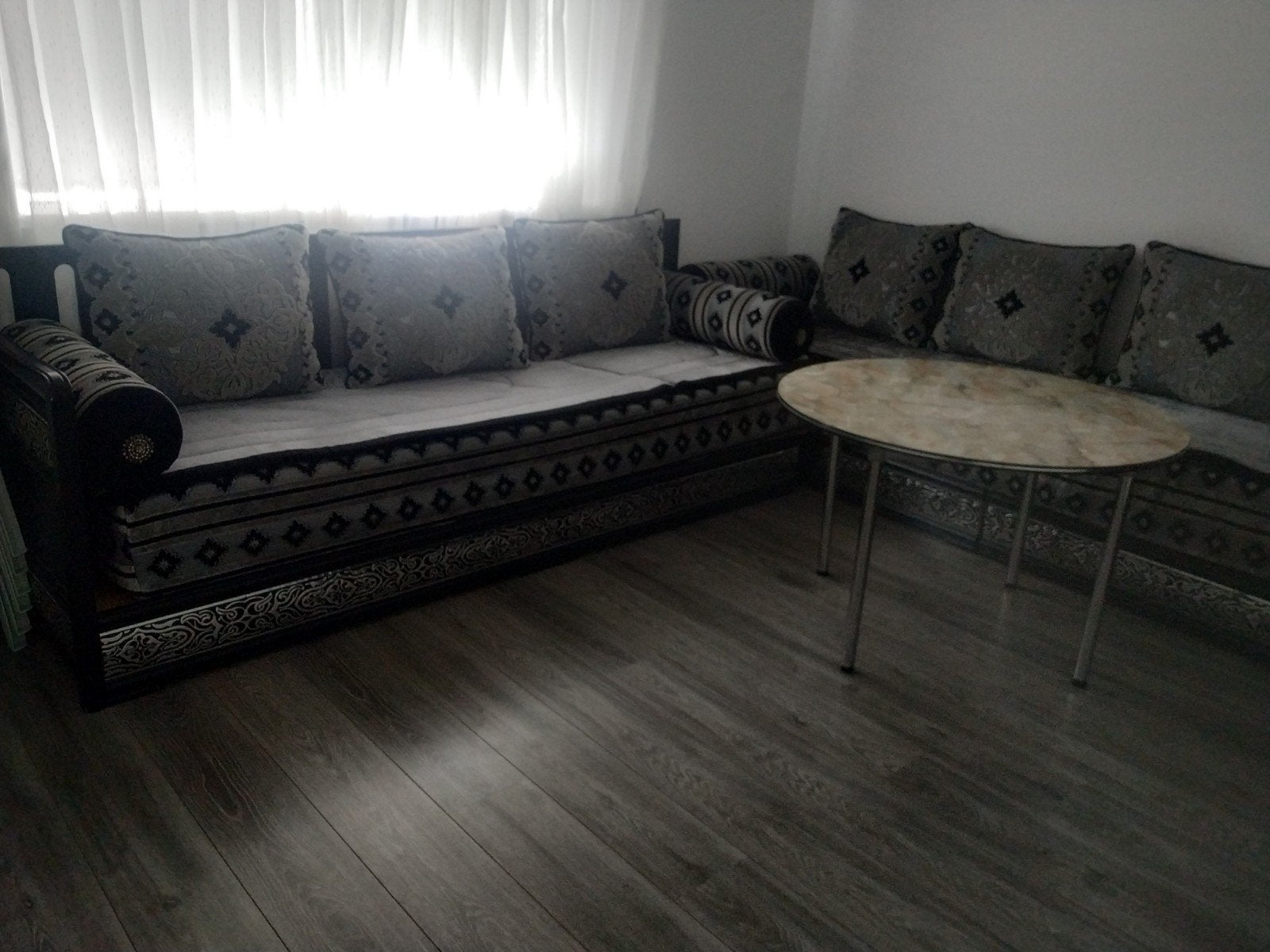 Nieuwe bank, tafel en bijzettafel te koop wegens verhuizing, Ophalen of Verzenden, Nieuw, Stof, Modern met traditionele accenten