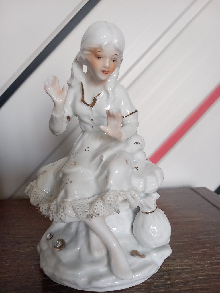 Vintage porseleinen beeldje Meisje met lam, Verzamelen, Beelden en Beeldjes, Ophalen, Zo goed als nieuw, Mens