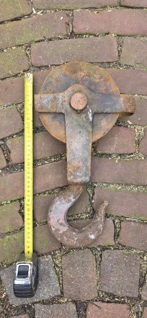 Oude katrol met haak, Ophalen, Gebruikt, Handmatig