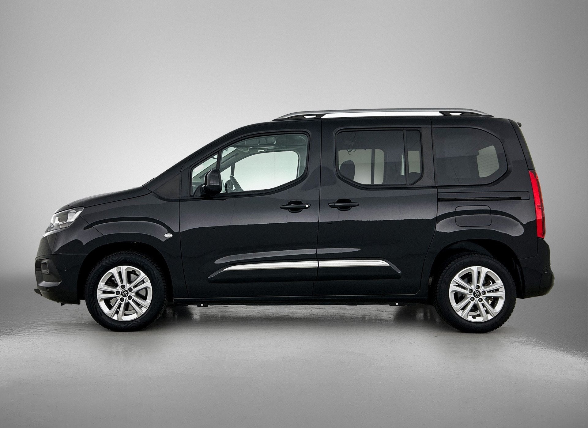 Toyota PROACE CITY Verso 1.2 Turbo Active Direct leverbaar!, Auto's, 12 maanden, Stof, Euro 6, Zwart