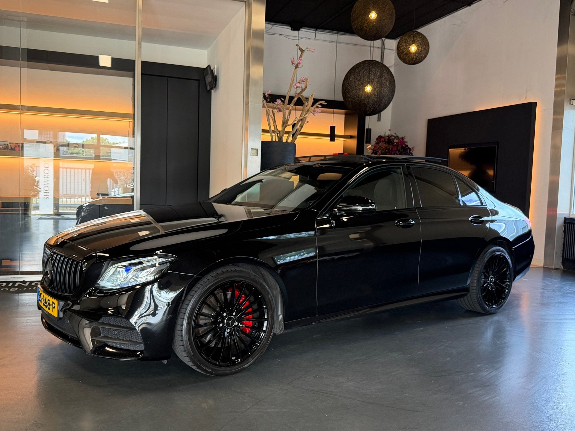 Mercedes-Benz E-klasse 200 Amg night Panorama Burmester 360C, Auto's, Mercedes-Benz, Automaat, Dealer onderhouden, Achterwielaandrijving