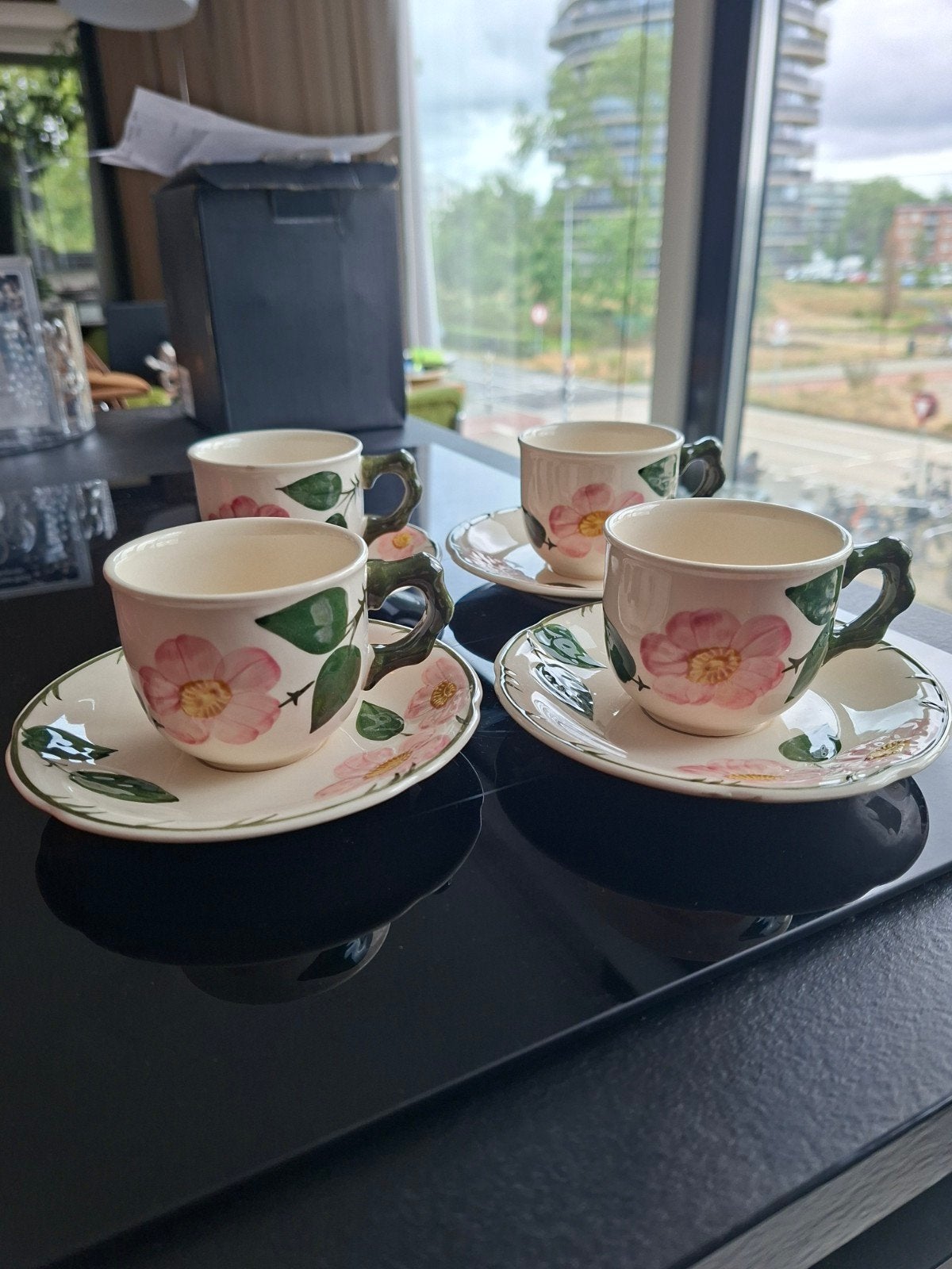 Set van 4 Villeroy & Boch Wild Rose espresso kop en schotels, Huis en Inrichting, Keuken | Servies, Ophalen of Verzenden, Zo goed als nieuw