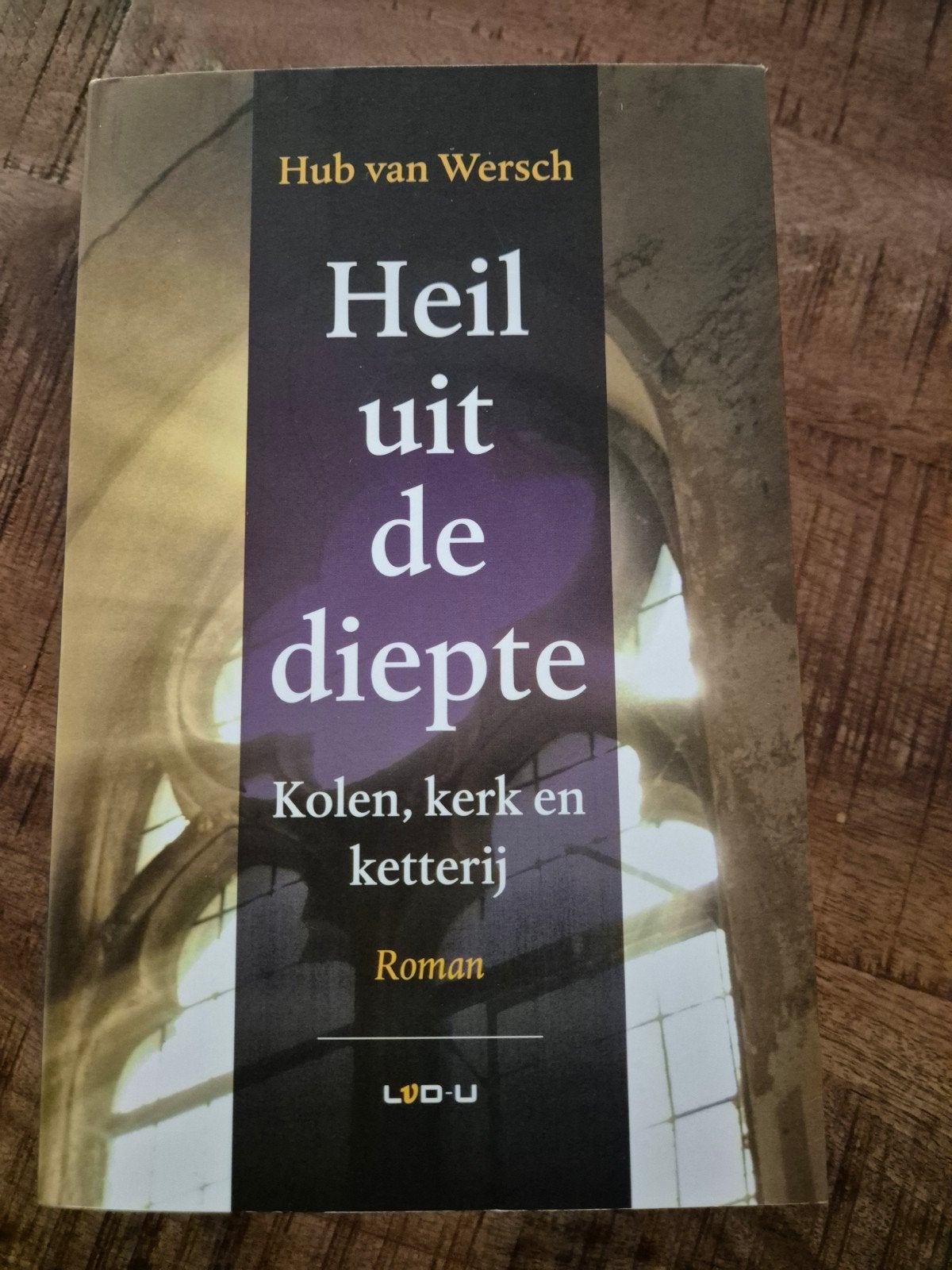 Heil uit de diepte: Kolen, kerk en ketterij - Roman, Ophalen of Verzenden, Zo goed als nieuw, Hub van Wersch, Nederland