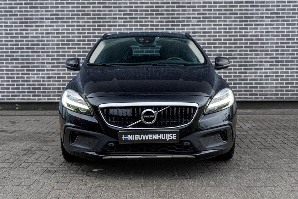 Volvo V40 Cross Country 1.5 T3 Polar+ Luxury | Trekhaak | Le, 12 maanden, 4 cilinders, Zwart, Leder