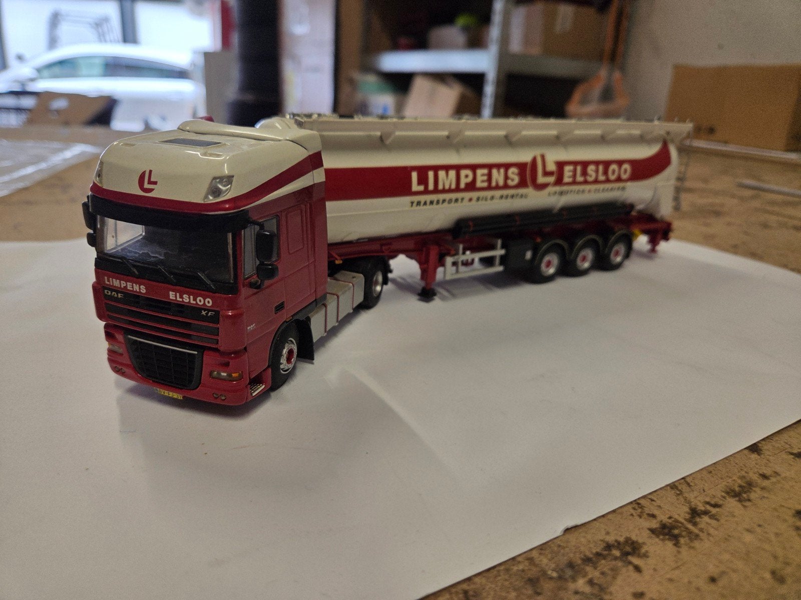 WSI Daf XF 106. Limpens Elsloo, Hobby en Vrije tijd, Modelauto's | 1:50, Ophalen of Verzenden, Zo goed als nieuw, Bus of Vrachtwagen