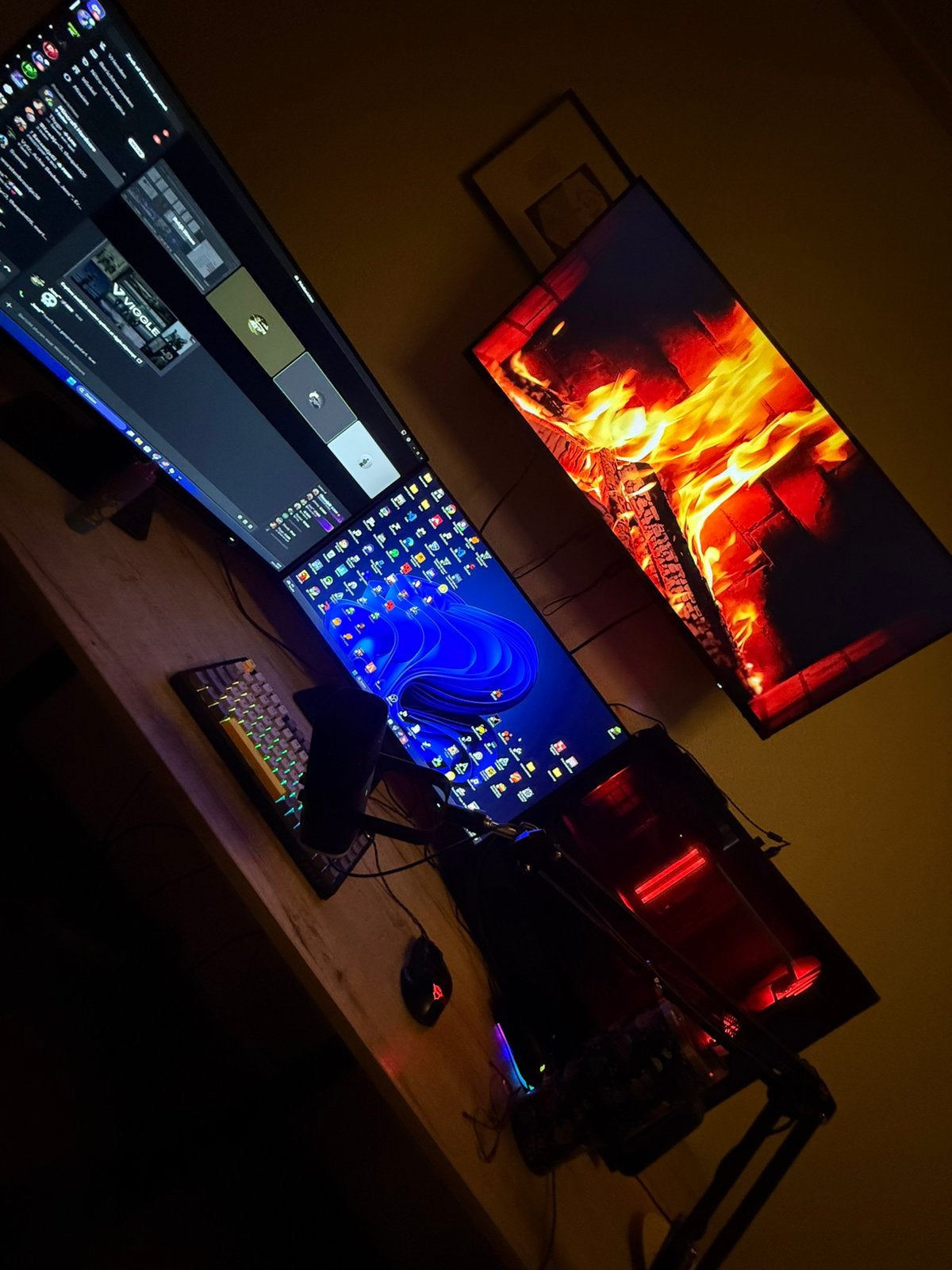Gaming pc met beeldschermen toetsenbord en muis, Computers en Software, Desktop Pc's, Ophalen, Zo goed als nieuw, Gaming