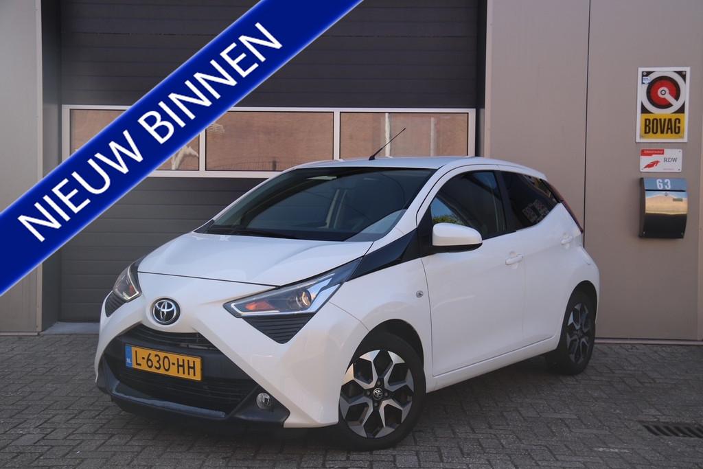 Toyota Aygo 1.0 VVT-i x-joy, Carplay, Camera, Airco, Auto's, Voorwielaandrijving, Gebruikt, 4 stoelen, Wit