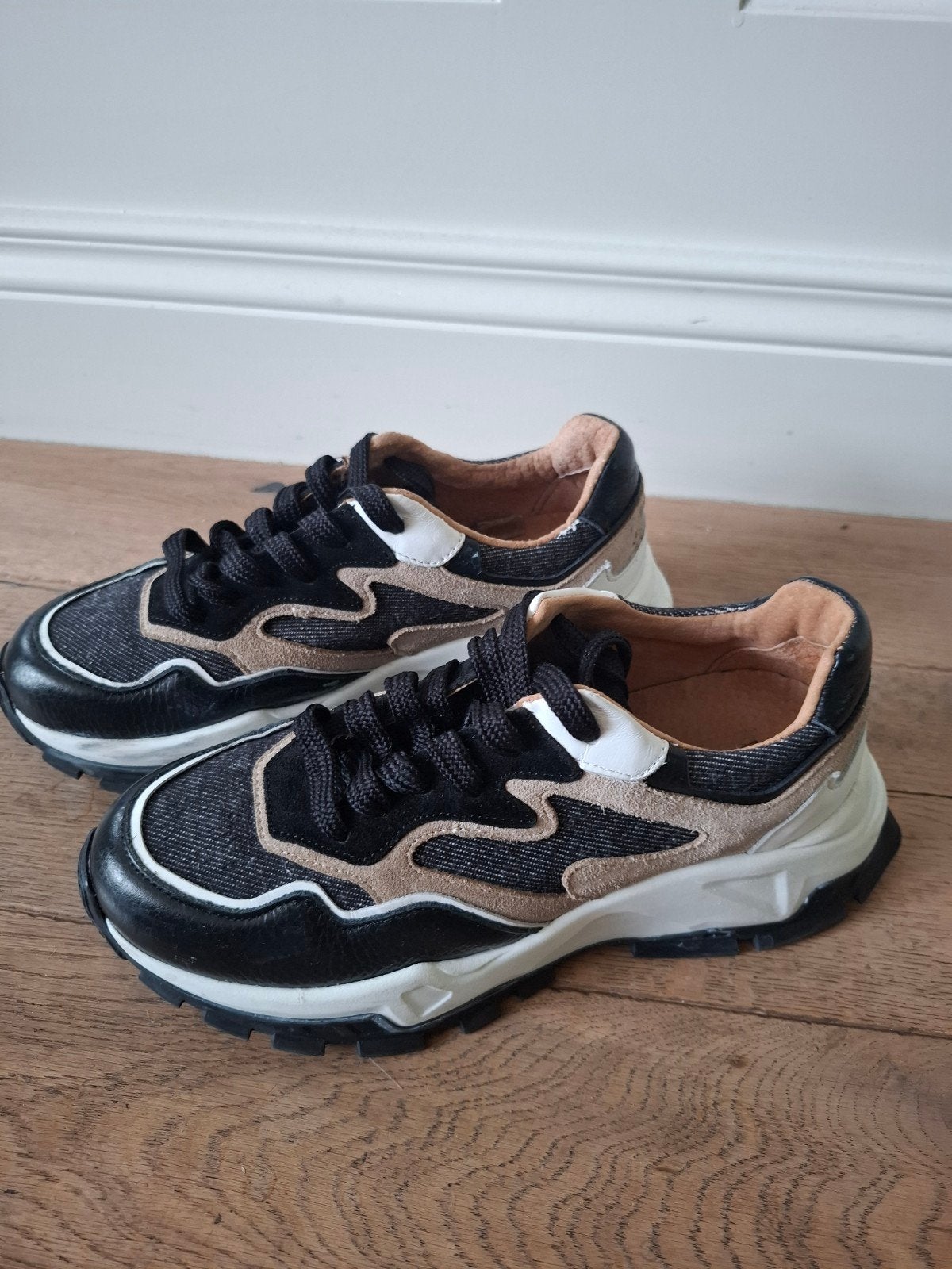 Leuke sneakers / gympen van het merk Dwars maat 37., Ophalen of Verzenden, Zo goed als nieuw, Beige, Sneakers of Gympen