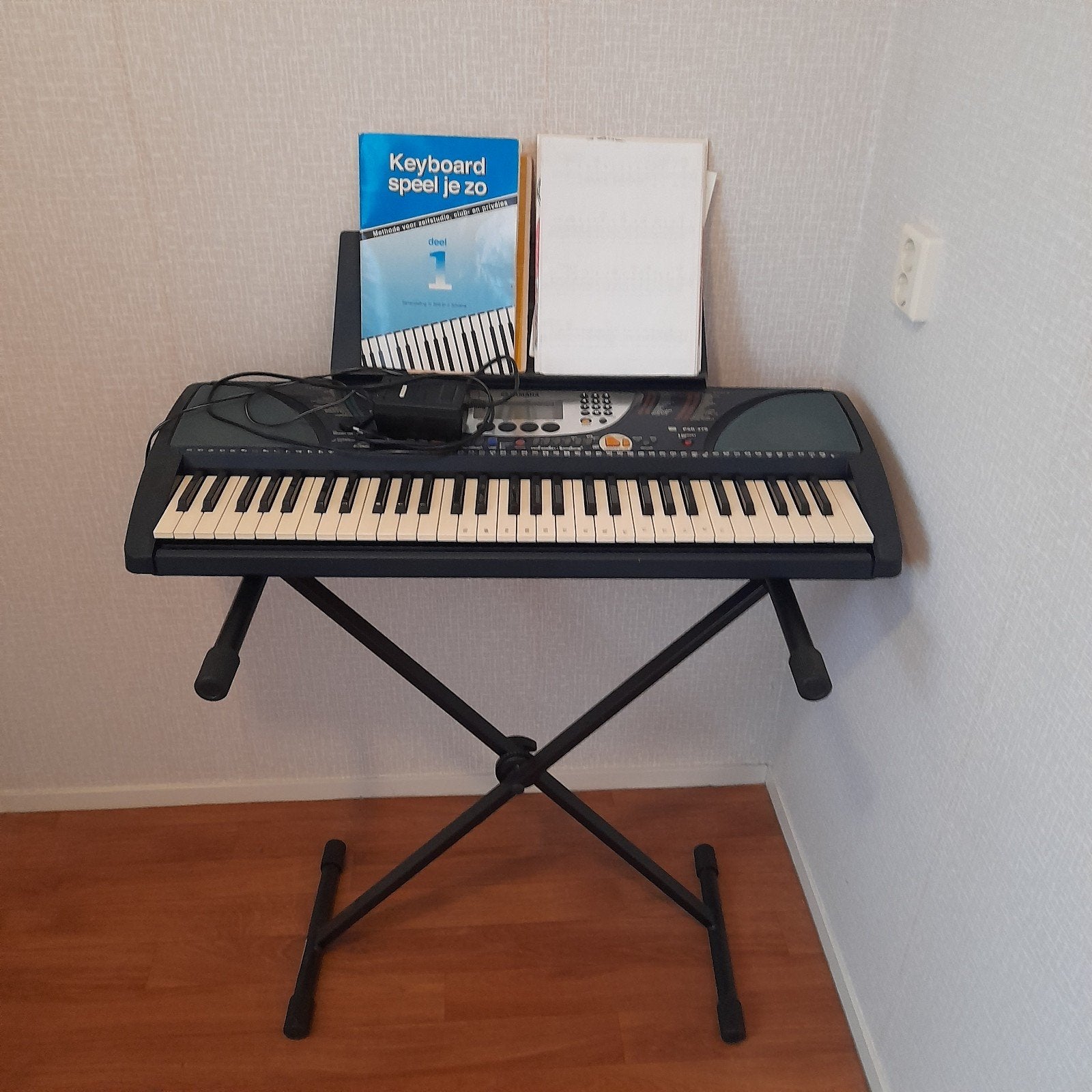 Yamaha Keyboard met standaard en lesboeken, Muziek en Instrumenten, Ophalen, Met standaard, Yamaha, 61 toetsen