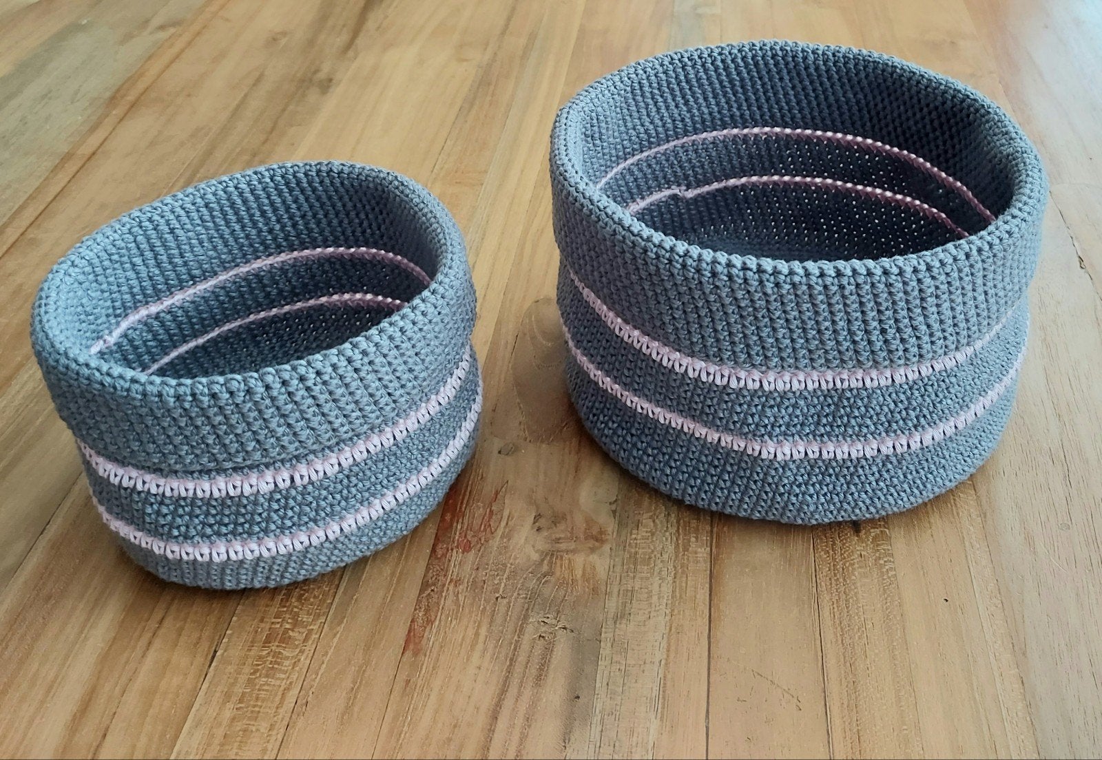 NIEUW! set van 2 handgemaakt gehaakte mandjes grijs, samen:, Overige materialen, Mand, Rond, Nieuw
