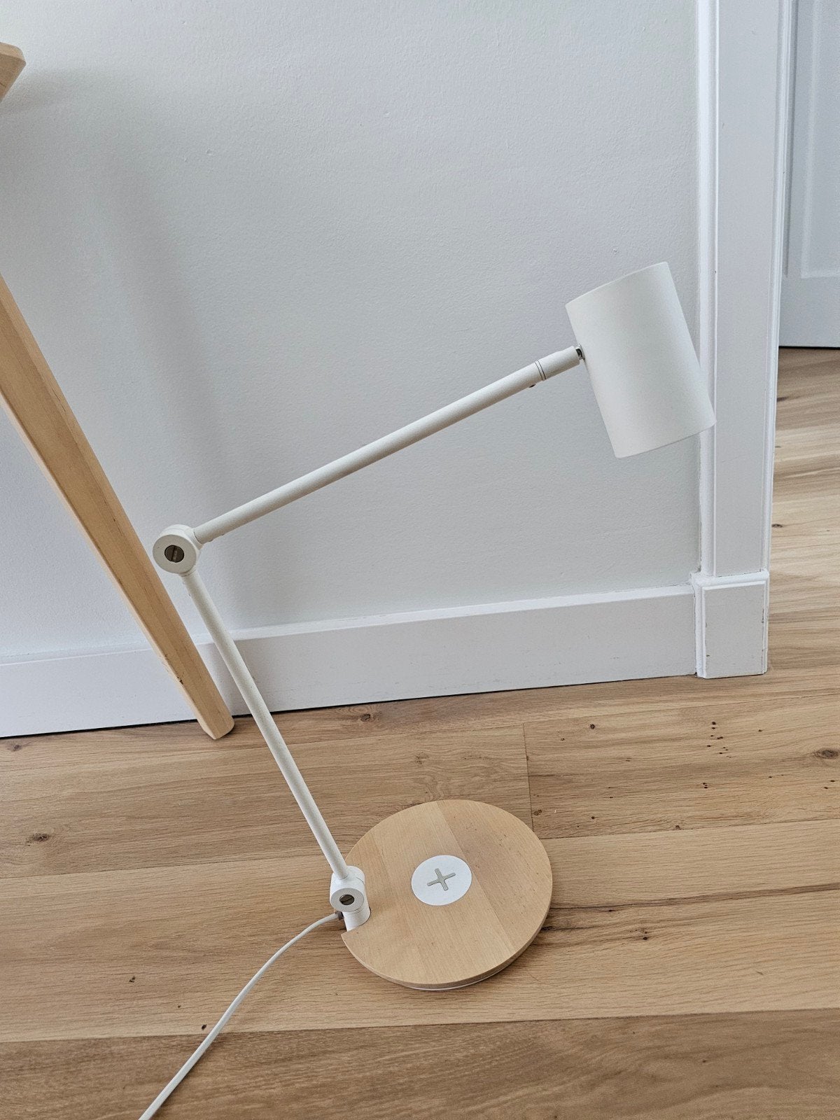 Moderne bureaulamp met draadloos opladen IKEA, Huis en Inrichting, Lampen | Tafellampen, Ophalen, Zo goed als nieuw, Minder dan 50 cm