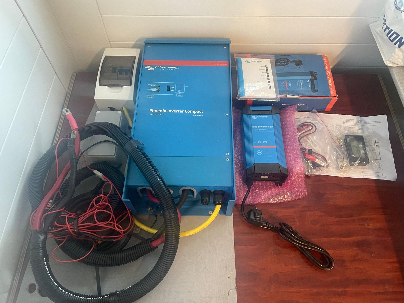 Victron Energy Phoenix Inverter Compact 12|2000 & Blue Power, Ophalen, Zo goed als nieuw