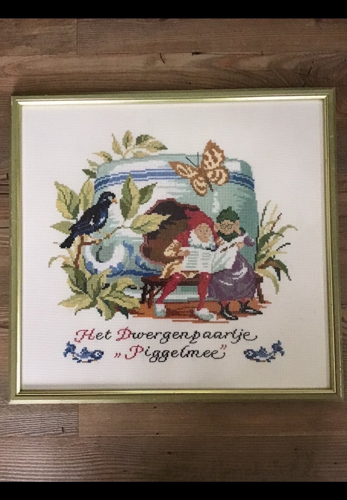 Borduurwerk v het kabouter echtpaar Piggelmee ong 44 x 47 cm, Ophalen