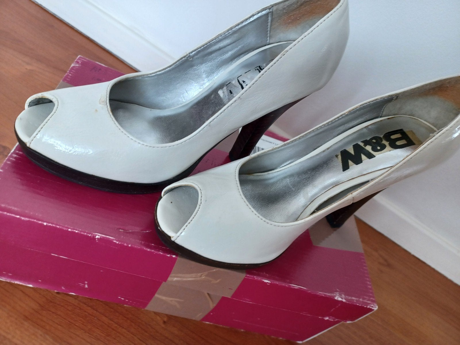 Witte Peep-Toe Pumps met Hoge Hakken - zgan, Wit, Ophalen of Verzenden, Schoenen met hoge hakken, Gedragen