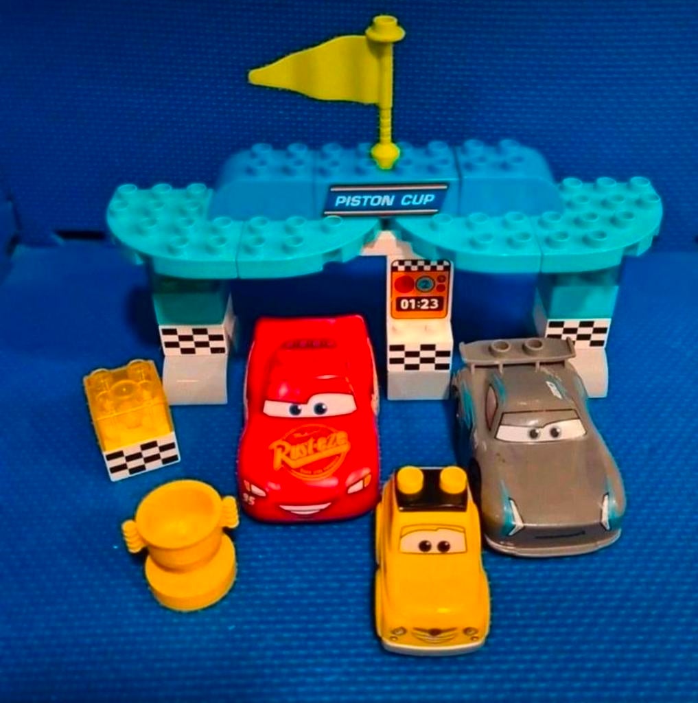 LEGO Duplo Cars Piston Cup Race Set met Bliksem McQueen, Ophalen of Verzenden, Zo goed als nieuw, Complete set, Duplo