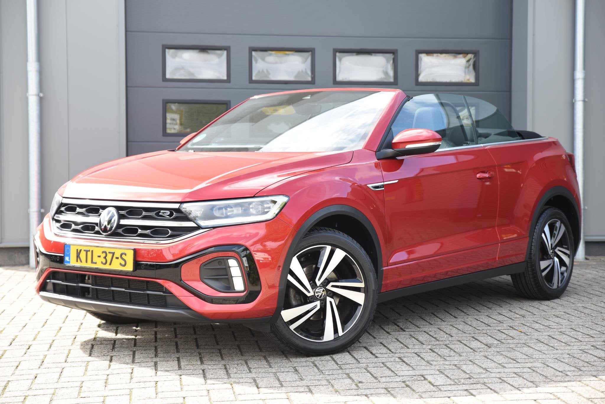 Volkswagen T-Roc Cabrio 1.5 TSI R-Line Trekhaak, Auto's, Dealer onderhouden, Stof, 4 cilinders, 4 stoelen