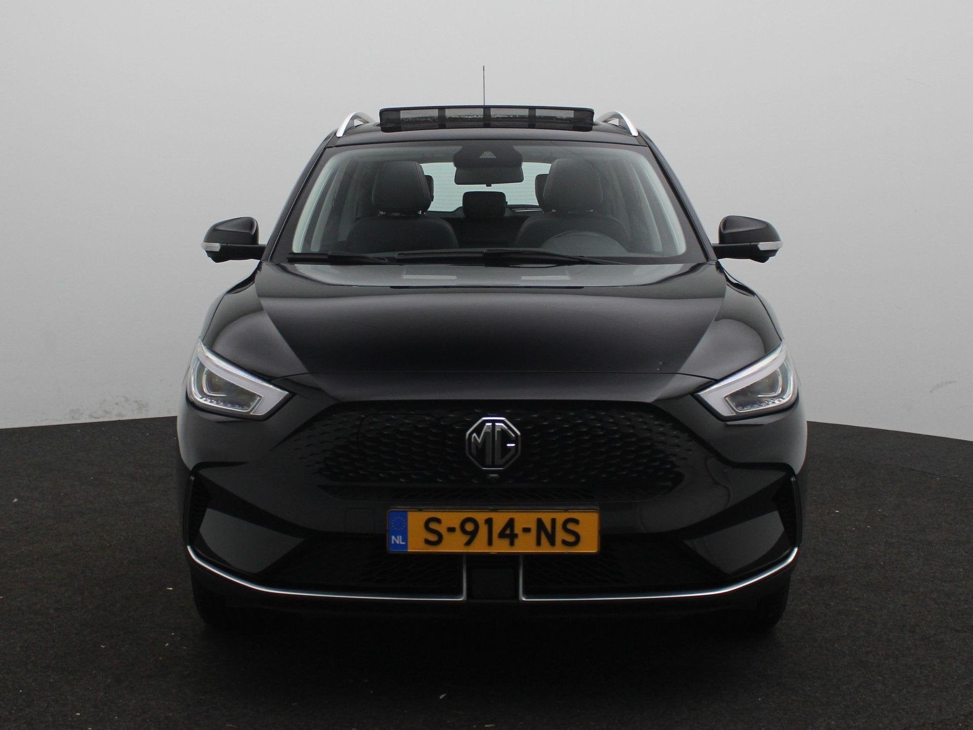 MG ZS EV Long Range Luxury 70 kWh | Panoramadak | Leder | Ca, Auto's, 12 maanden, Gebruikt, ZS, Zwart