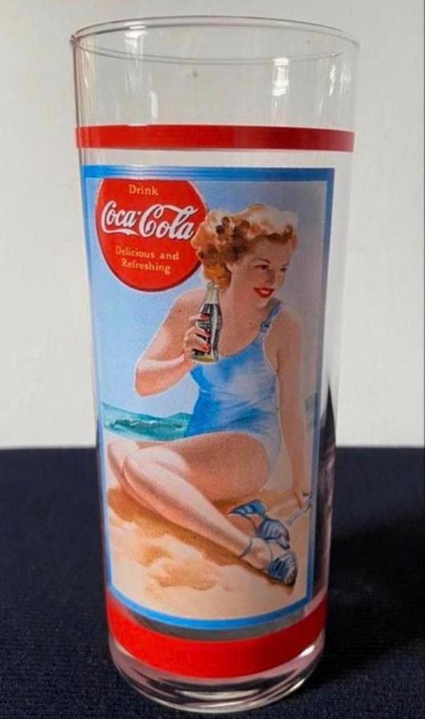 Glas van Coca-cola met dame op strand met flesje. H. 15 cm., Verzamelen, Ophalen of Verzenden, Zo goed als nieuw, Frisdrankglas