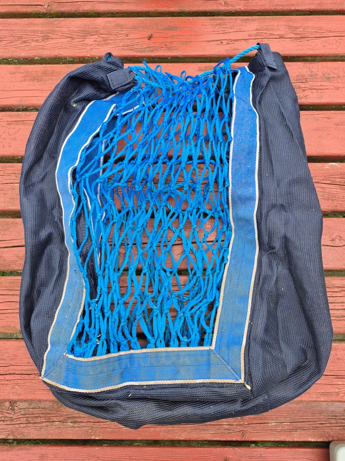 Stevig blauw hooinet, Ophalen
