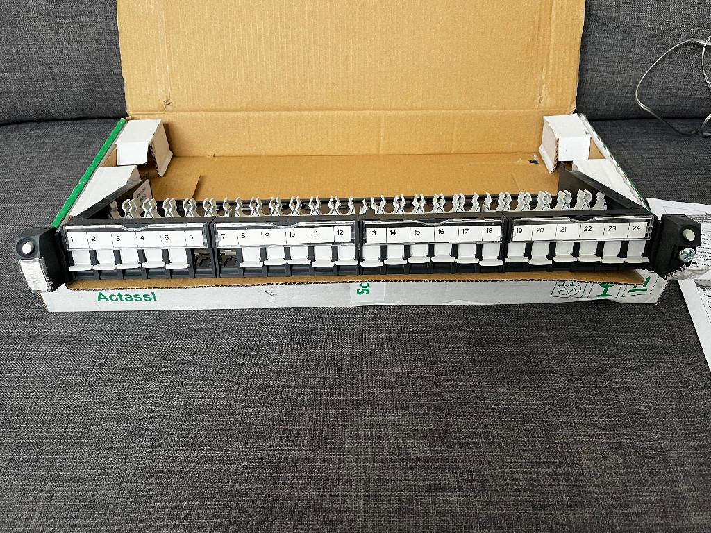 2 stuks Schneider Electric patchpaneel - 19'' - 1U - leeg, Ophalen of Verzenden, Nieuw