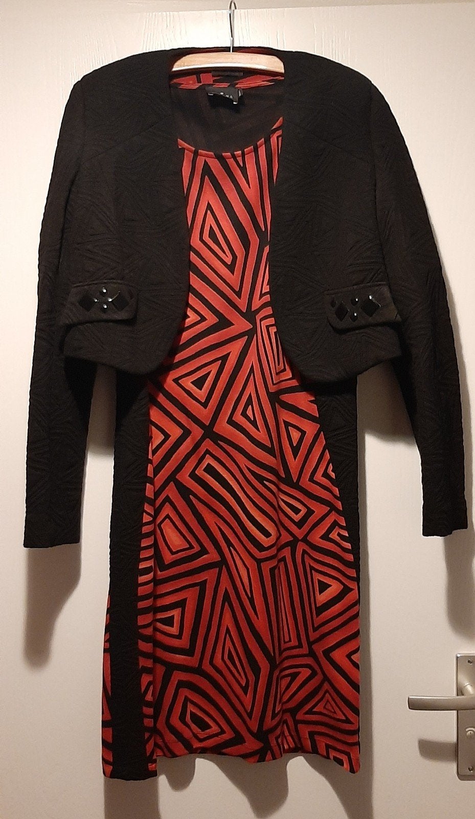 Ariana jurk,rood/zwart+bijp.gevoerd jasje,zwart.Mt.42.Als nw, Maat 42/44 (L), Ophalen of Verzenden, Zo goed als nieuw, Rood