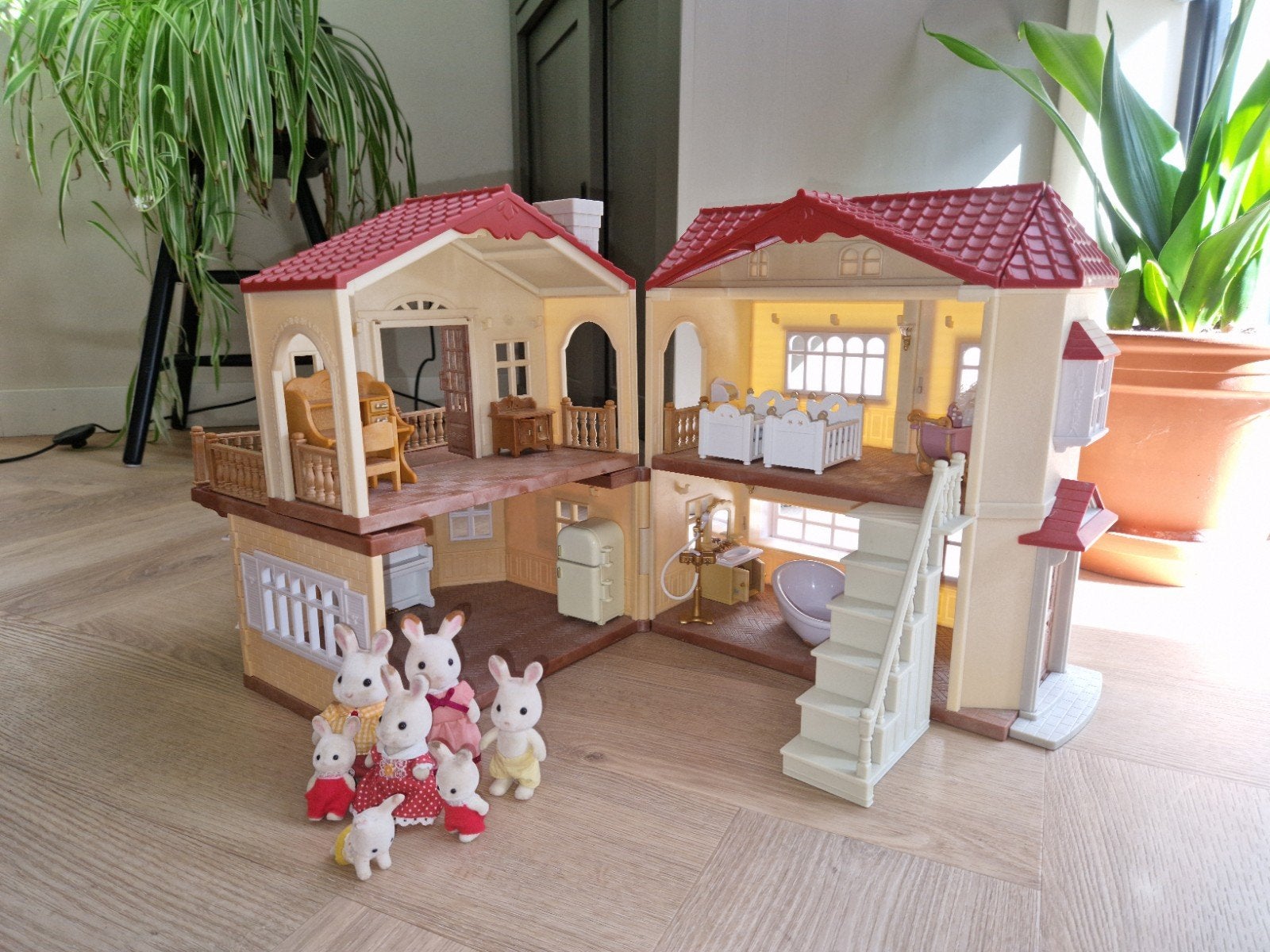 Sylvanian Families landhuis met meubels en konijnenfamilie, Ophalen, Zo goed als nieuw, Jongen of Meisje