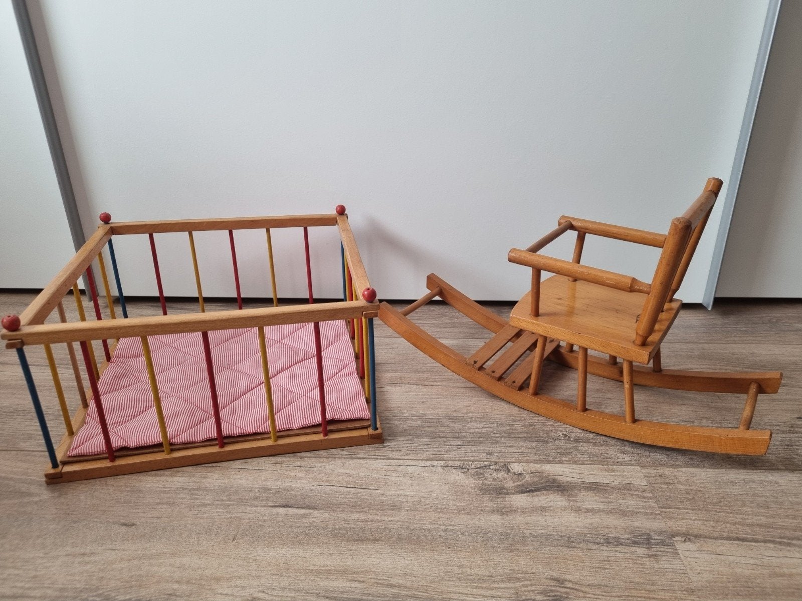 Vintage houten poppen box en schommelstoel, Kinderen en Baby's, Speelgoed | Poppen, Ophalen of Verzenden, Gebruikt