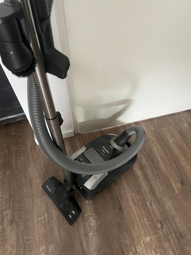 Miele stofzuiger 2000 watt, Witgoed en Apparatuur, Stofzuigers, Ophalen of Verzenden, Gebruikt, 1600 tot 2000 watt