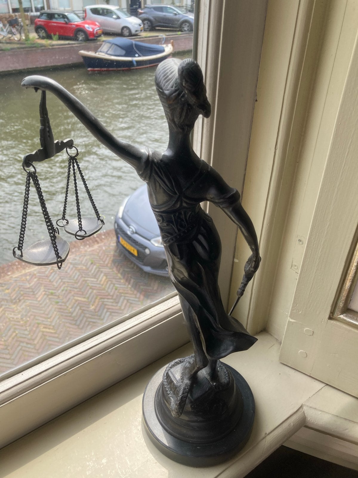 Vrouwe Justitia Beeld - Symbool van Rechtvaardigheid, Antiek en Kunst, Ophalen of Verzenden, Op sokkel, Beeld, 20 - 50 cm